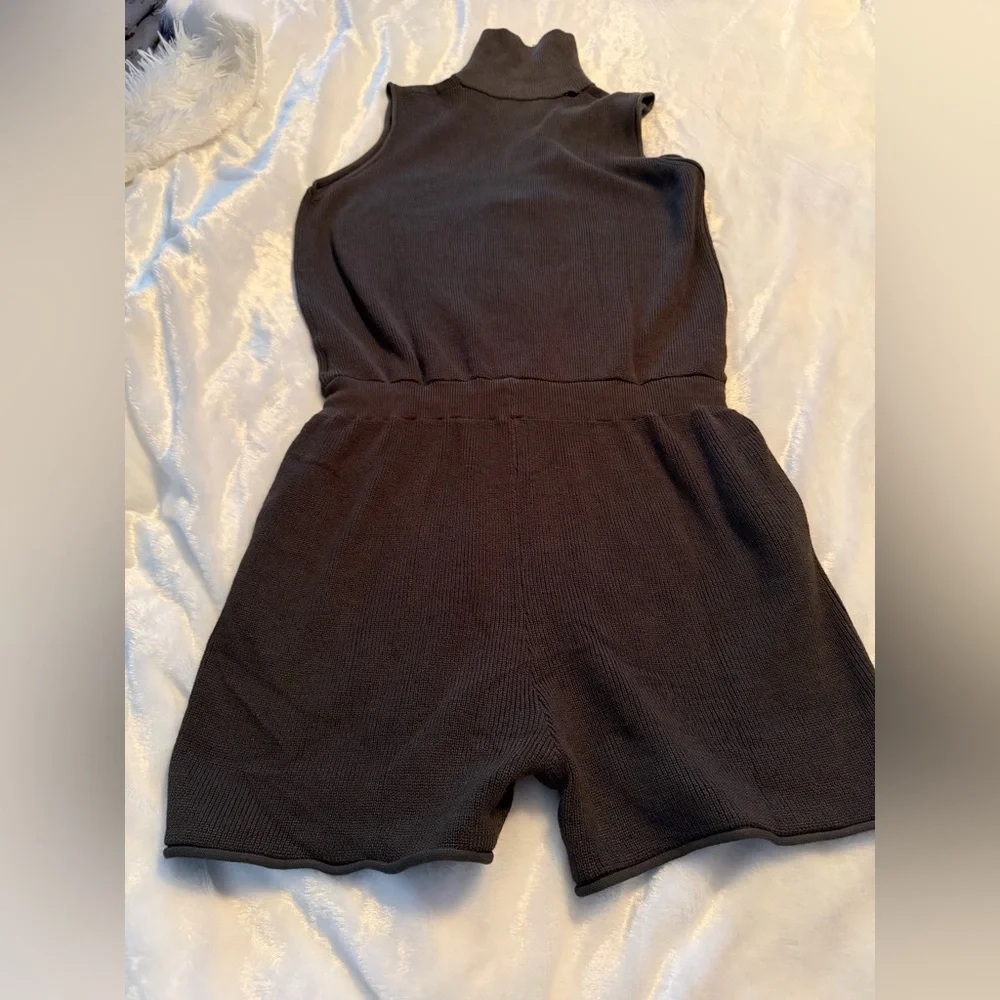 Stylish Sleeveless Green Romper - Picture 10 of 12